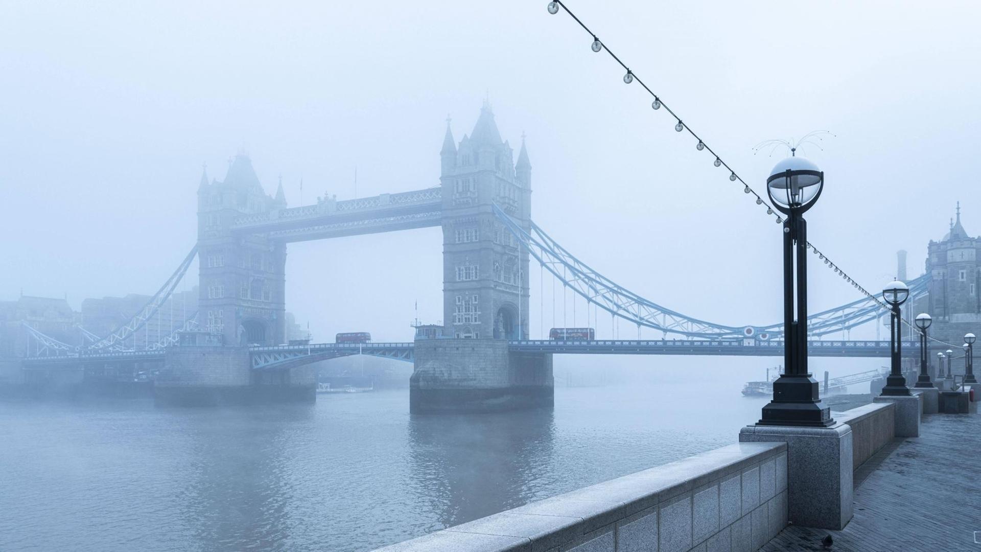 Die Tower Bridge in London an einem nebligen, regnerischen Tag