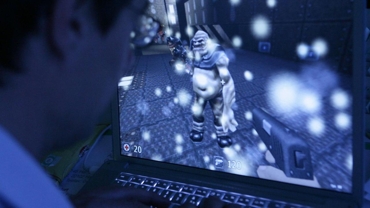 Ein junger Mann sitzt vor seinem Computer und spielt ein Computerspiel. Ein junger Mann sitzt vor seinem Computer und spielt ein Computerspiel.