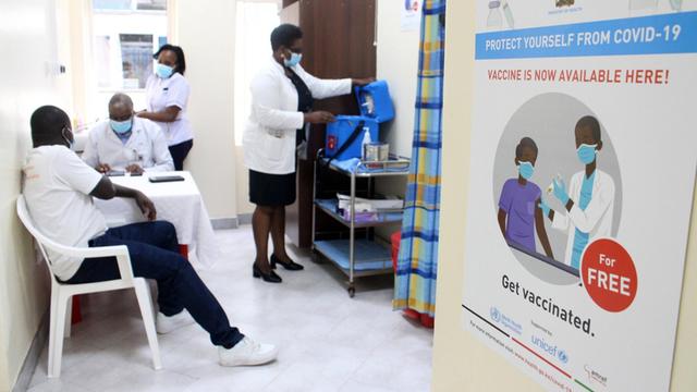 Ein Mann sitzt kurz vor seiner Impfung mit AstraZeneca in einem Behandlungzimmer im Kenyatta National Hospital in Nairobi, Kenya