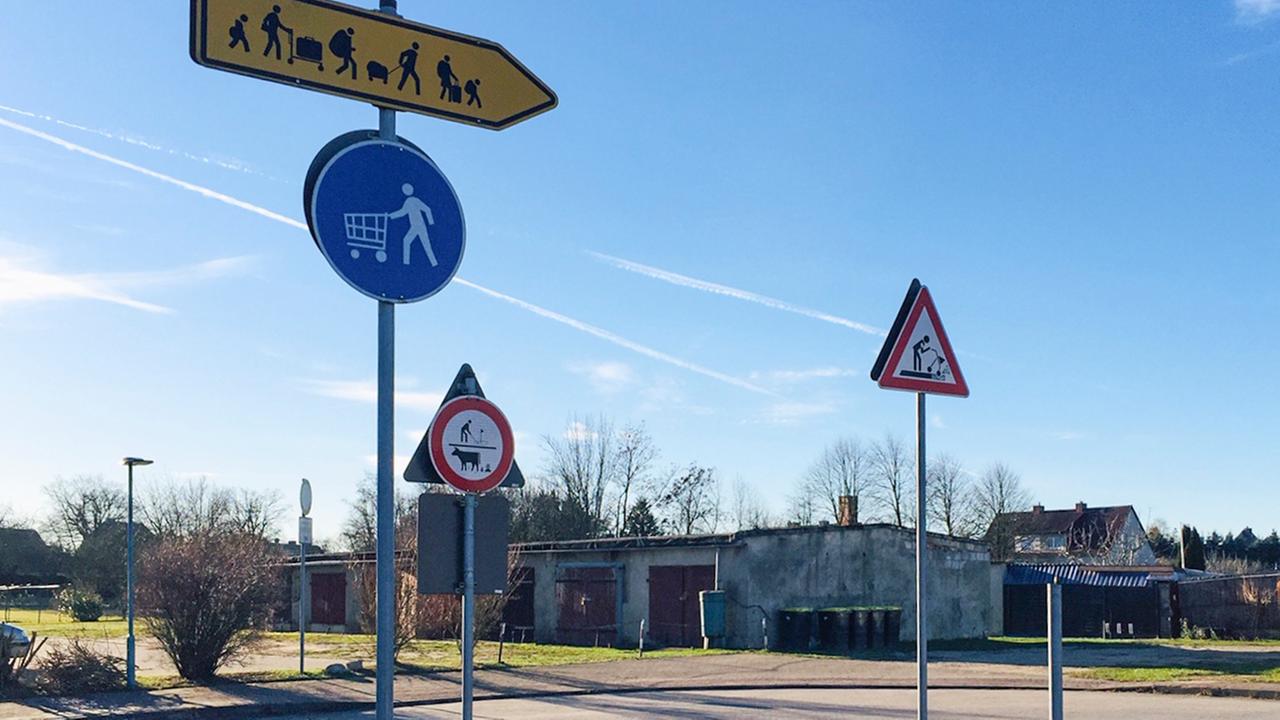 Schilderwald, der auf den regen Verkehr zum und vom Dorfladen hinweist. Schilderwald, der auf den regen Verkehr zum und vom Dorfladen hinweist.