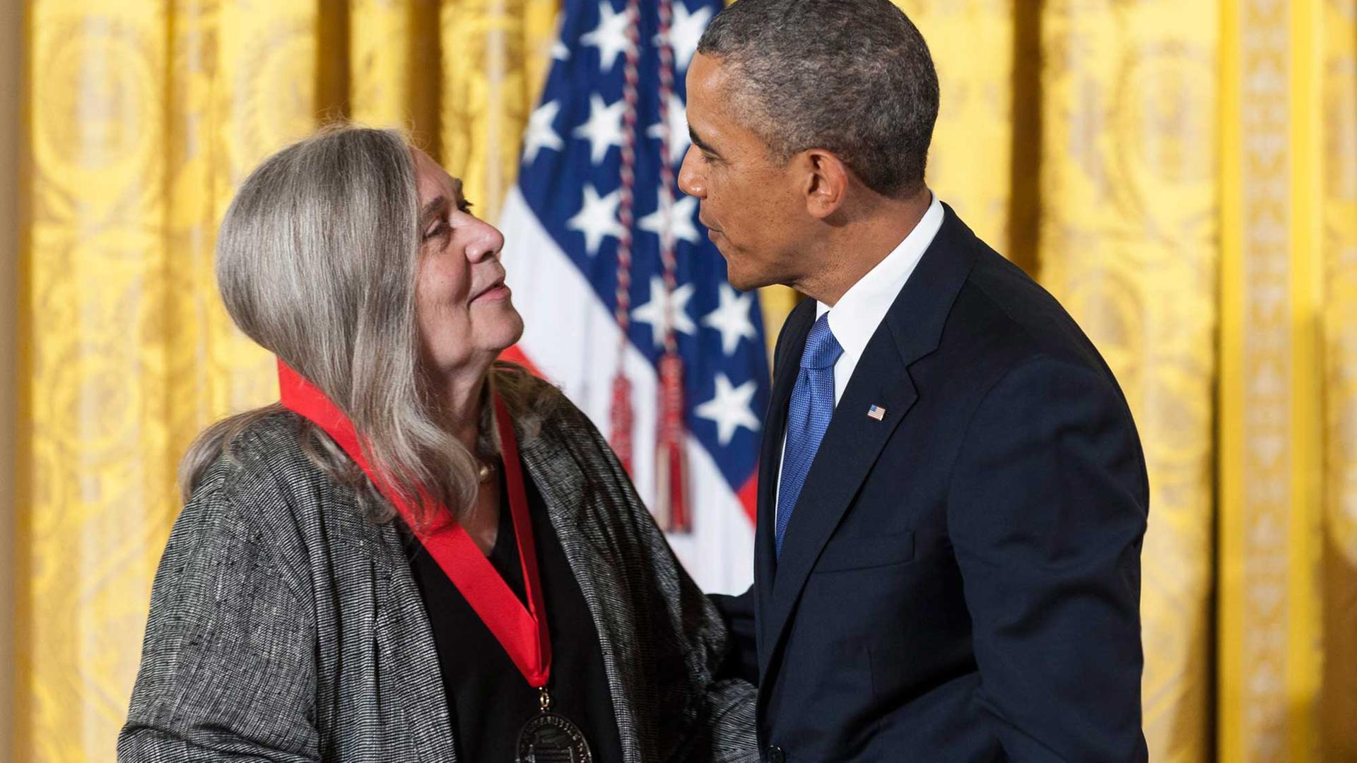 Die US-amerikanische Schriftstellerin Marilynne Robinson erhielt 2012 die National Humanities Medal, die ihr von Präsident Barack Obama verliehen wurde. Die US-amerikanische Schriftstellerin Marilynne Robinson erhielt 2012 die National Humanities Medal, die ihr von Präsident Barack Obama verliehen wurde.