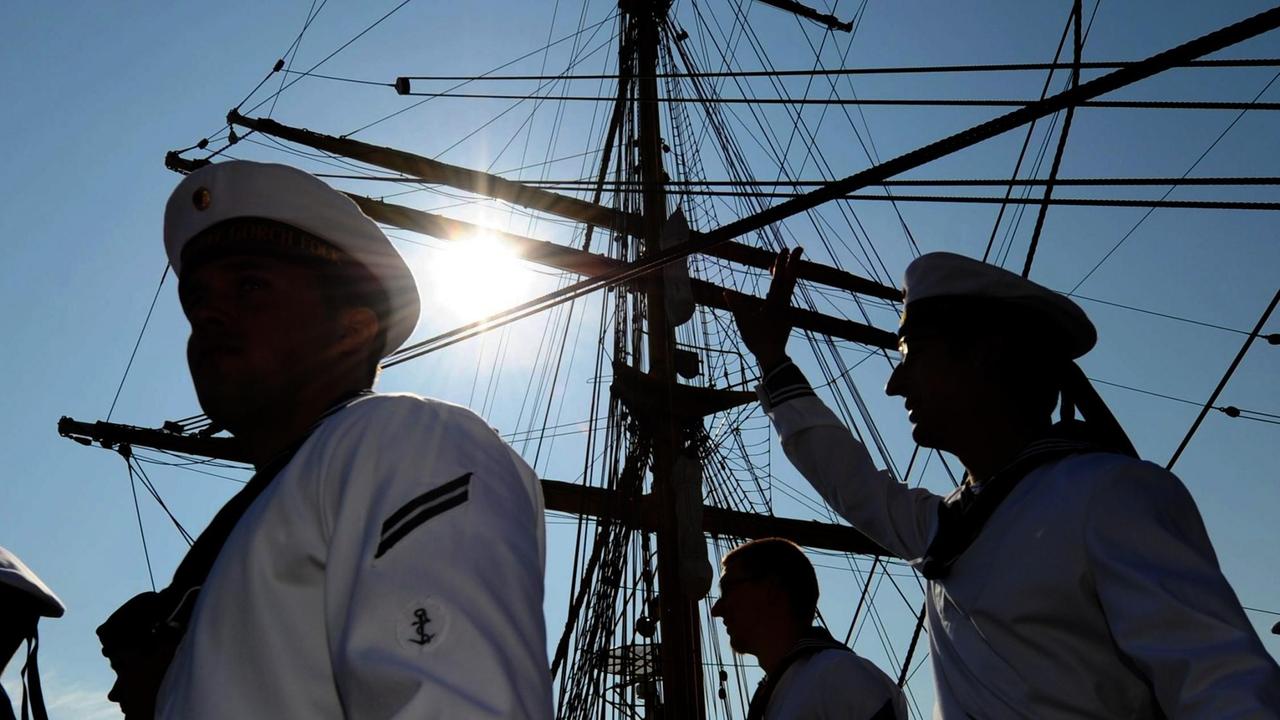Matrosen auf dem Schulschiff der Marine, "Gorch Fock" im Kieler Hafen Matrosen auf dem Schulschiff der Marine, "Gorch Fock" im Kieler Hafen