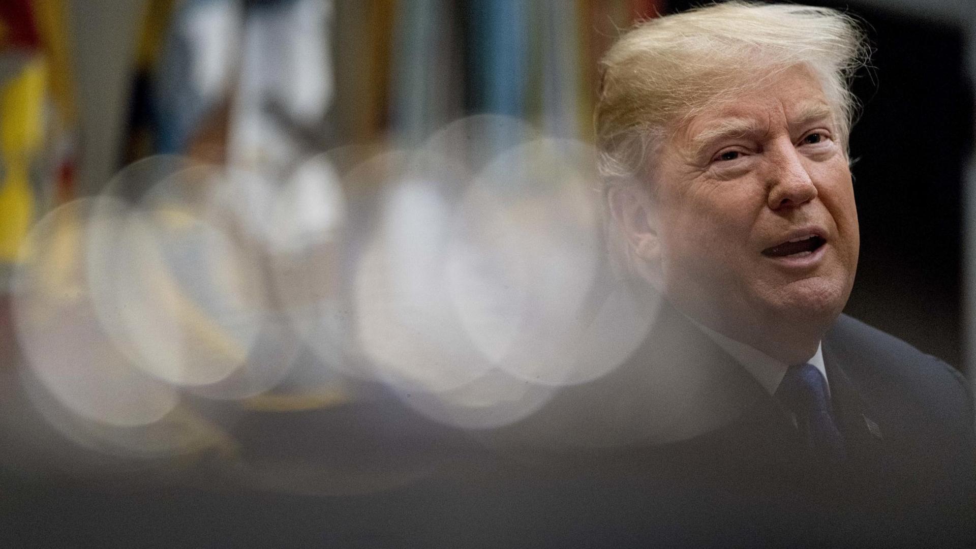 Donald Trump wurde von zwei republikanischen Senatoren scharf wegen seiner Medienschelte kritisiert. Donald Trump wurde von zwei republikanischen Senatoren scharf wegen seiner Medienschelte kritisiert.
