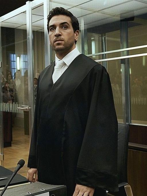 Ein Szenenfoto aus dem Film "Der Fall Collini" von Marco Kreuzpaintner. Zu sehen ist Hauptdarsteller Elyas M'Barek in einer Gerichts-Szene. Er trägt eine schwarze Anwaltsrobe.