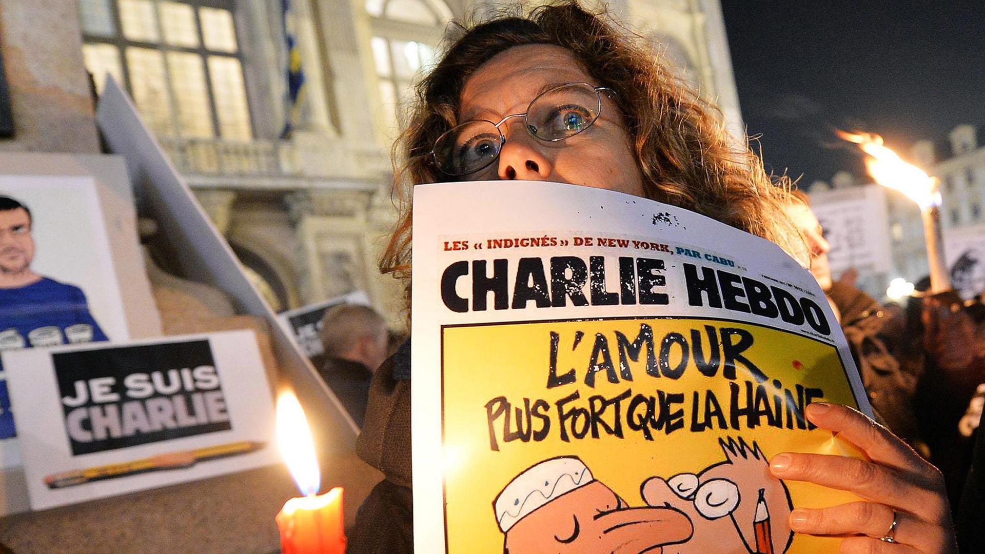 Nach dem Anschlag auf "Charlie Hebdo" gab es viele Zeichen der Solidarität - auch international (wie hier in Turin). Nach dem Anschlag auf "Charlie Hebdo" gab es viele Zeichen der Solidarität - auch international (wie hier in Turin).