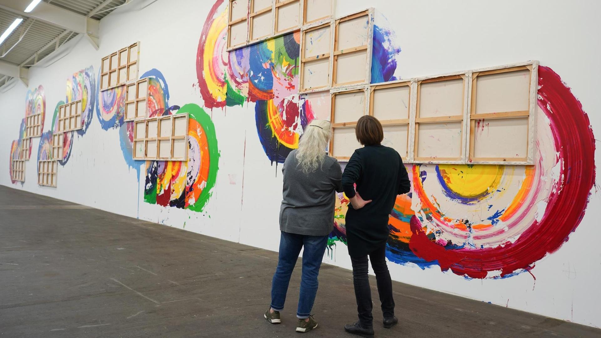 Besucher des Museums Hamburger Bahnhof stehen in der Ausstellung "Local Histories" vor einem Werk des Künstlers Richard Jacklon. Mit "Local Histories" werden noch bis zum 29. September 2019 Werke aus der Friedrich Christian Flick Collection gezeigt. Besucher des Museums Hamburger Bahnhof stehen in der Ausstellung "Local Histories" vor einem Werk des Künstlers Richard Jacklon. Mit "Local Histories" werden noch bis zum 29. September 2019 Werke aus der Friedrich Christian Flick Collection gezeigt.