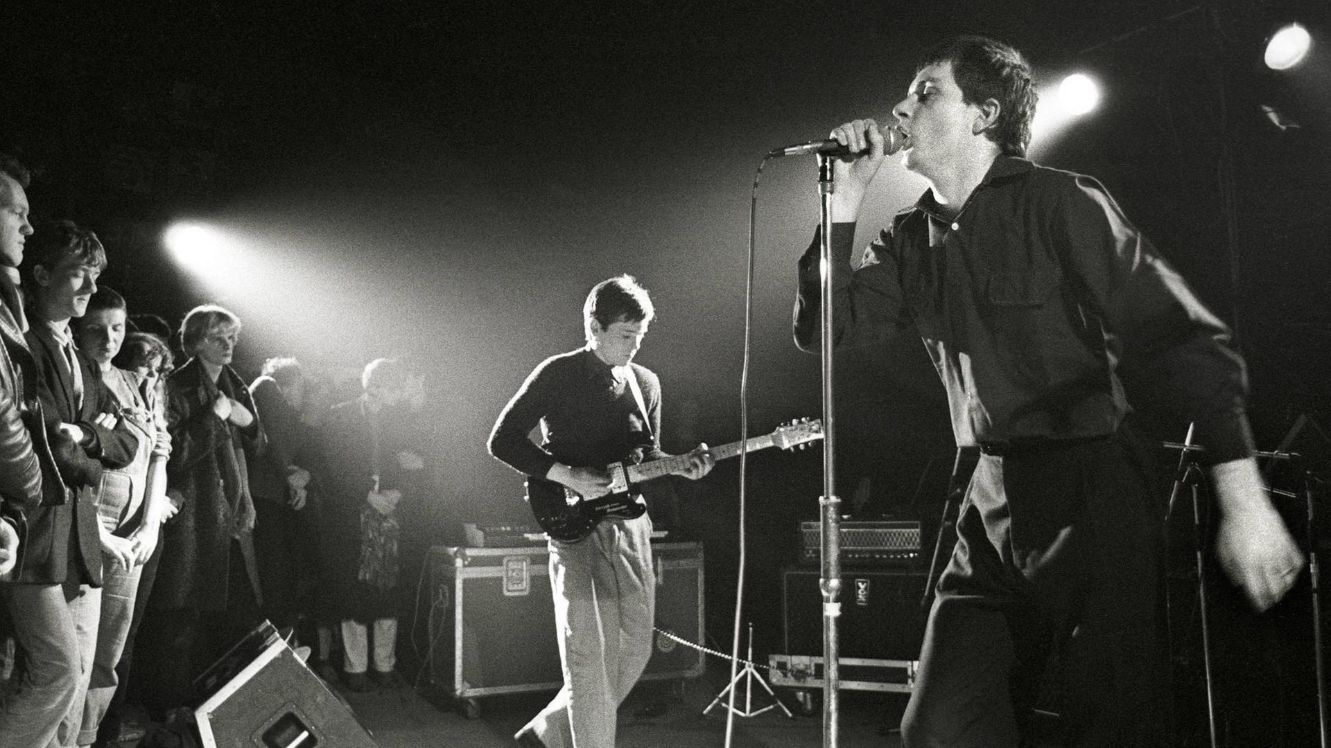 Joy Division live in Rotterdam 1980, Bernard Sumner (links) & Ian Curtis (rechts). Joy Division live in Rotterdam 1980, Bernard Sumner (links) & Ian Curtis (rechts).