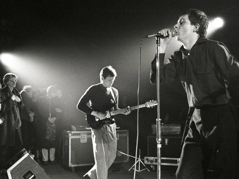 Joy Division live in Rotterdam 1980, Bernard Sumner (links) & Ian Curtis (rechts).