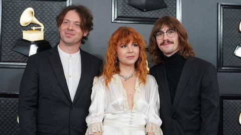 Altın Gün vor der Fotowand bei den Grammys