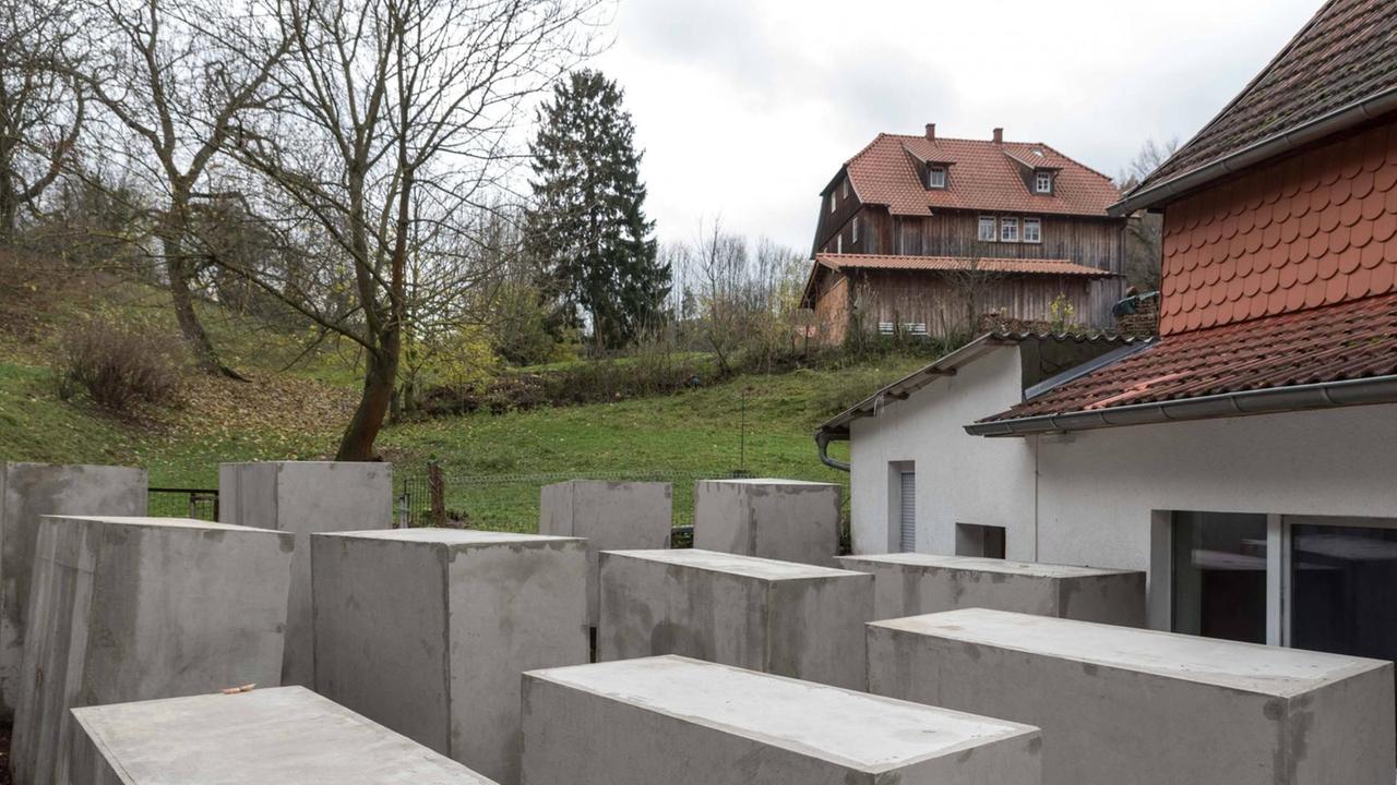 Neben einem Einfamilienhaus im ländlichen Raum sind dem Holocaust-Mahnmal in Berlin nachempfundene Betonstelen aufgebaut. Neben einem Einfamilienhaus im ländlichen Raum sind dem Holocaust-Mahnmal in Berlin nachempfundene Betonstelen aufgebaut.