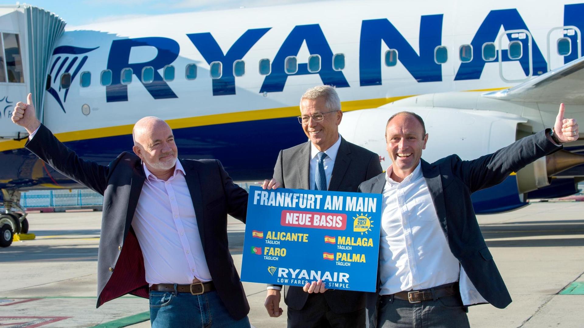 David O_Brien (l-r, kaufmännischer Generaldirektor von Ryanair), Stefan Schulte (Vorstandsvorsitzender der Fraport AG) und Kenny Jacobs (Marketing Chef Ryan Air) stehen am 02.11.2016 auf den Flughafen in Frankfurt am Main. David O_Brien (l-r, kaufmännischer Generaldirektor von Ryanair), Stefan Schulte (Vorstandsvorsitzender der Fraport AG) und Kenny Jacobs (Marketing Chef Ryan Air) stehen am 02.11.2016 auf den Flughafen in Frankfurt am Main.