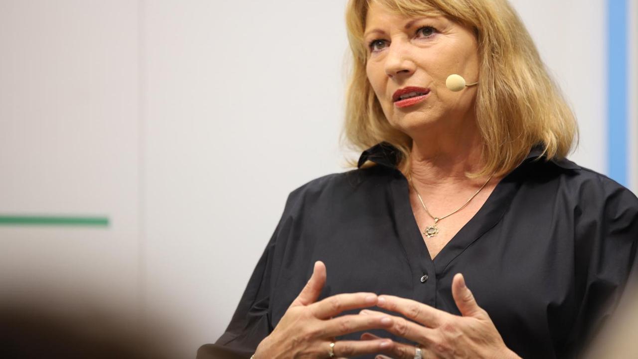 Petra Köpping sitzt auf einem Stuhl und diskutiert Petra Köpping sitzt auf einem Stuhl und diskutiert