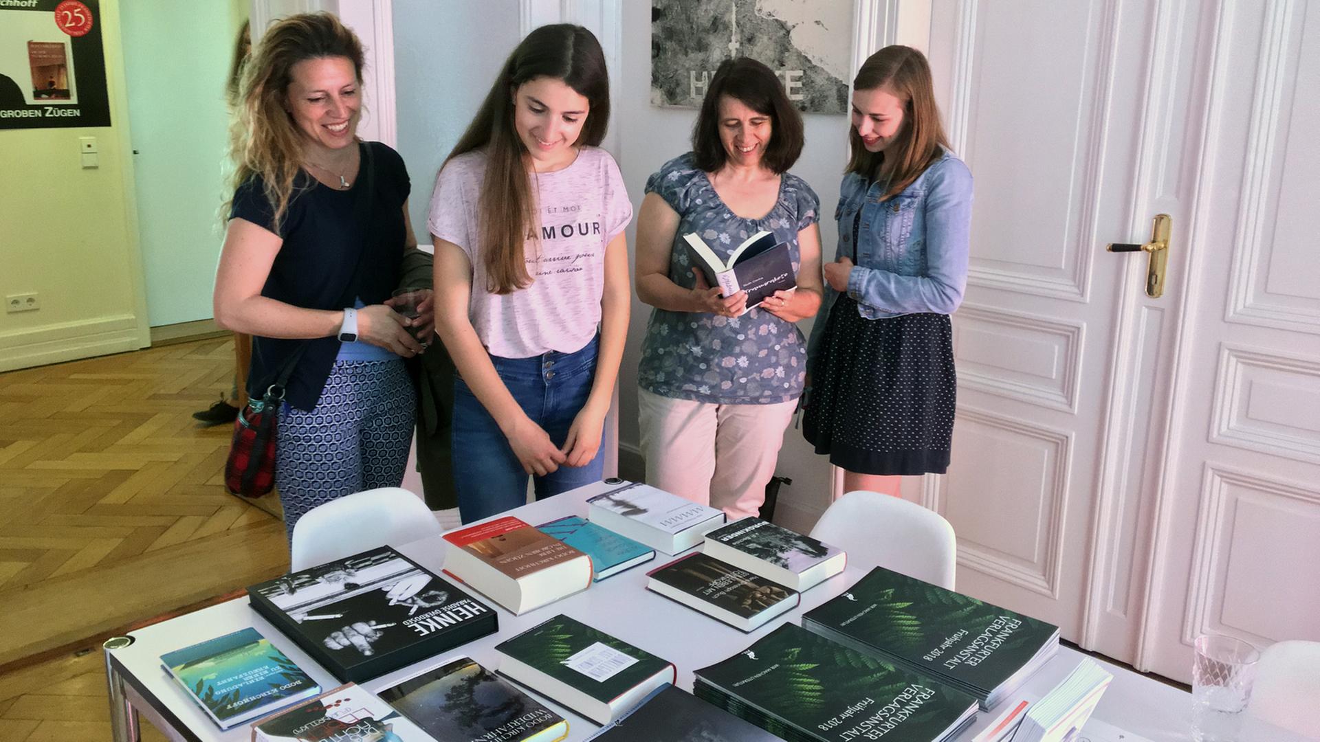 Besucherinnen am Büchertisch der Frankfurter Verlagsanstalt (FVA). Besucherinnen am Büchertisch der Frankfurter Verlagsanstalt (FVA).