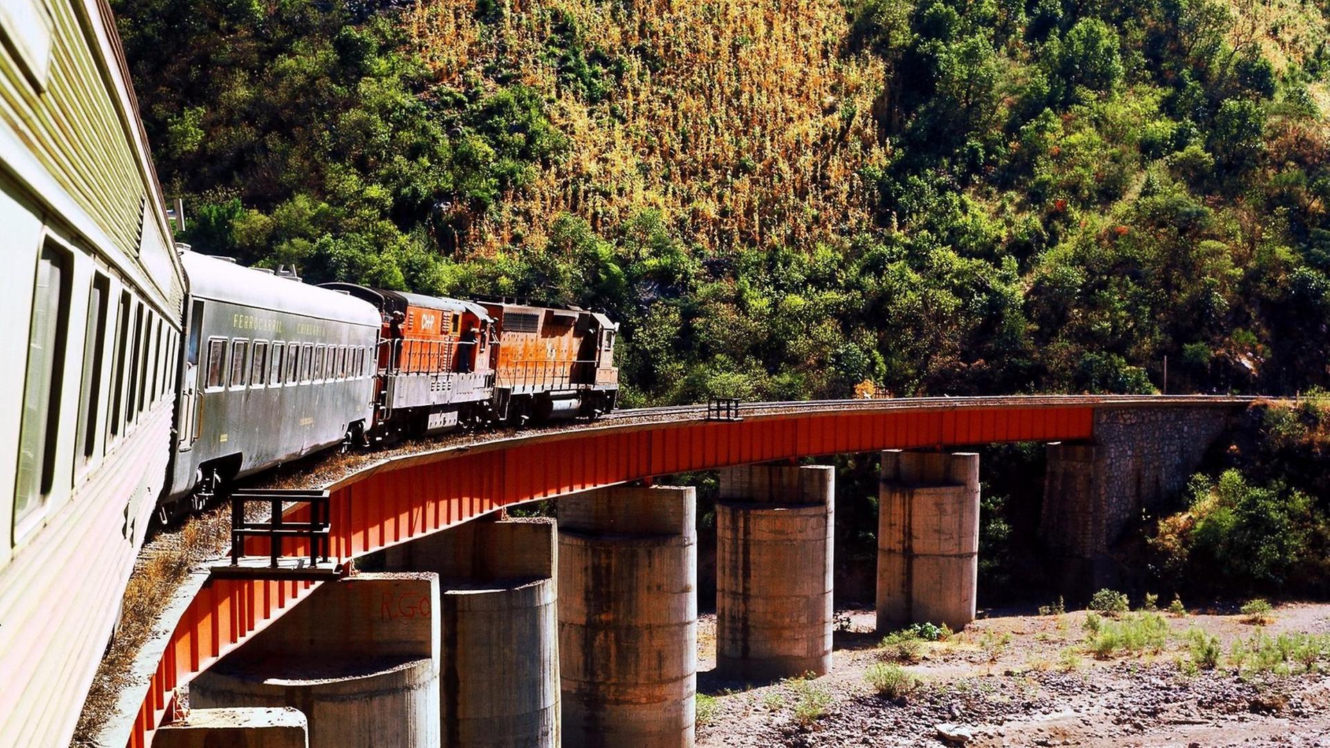 Ein Zug der Chihuahua Pacific Railway überquert die Santa Barbara Brücke auf der Strecke Sierra Madre Occidental in Mexiko.