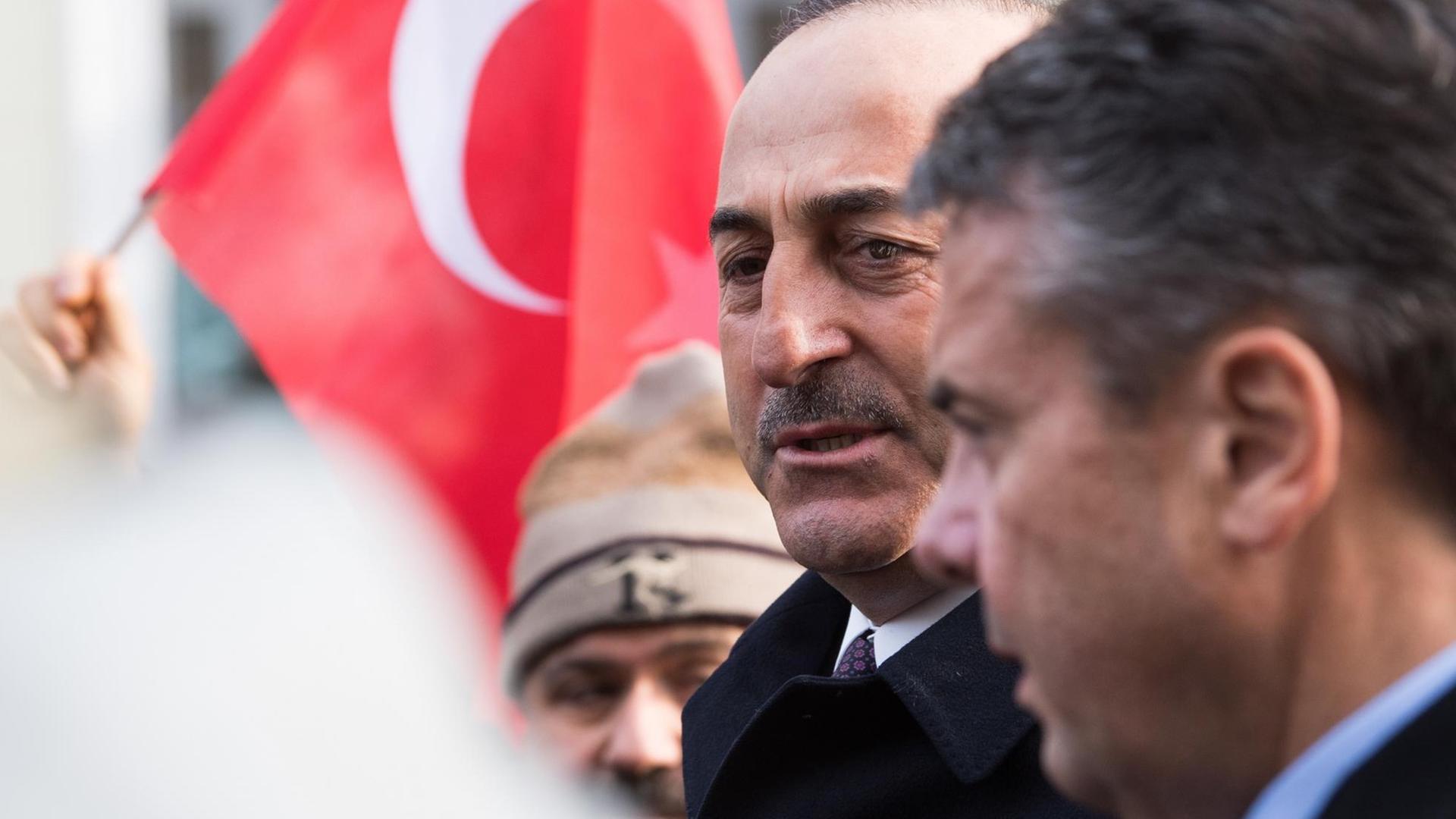 Bundesaußenminister Sigmar Gabriel (SPD) und der türkische Außenminister Mevlüt Cavusoglu (r) gehen am 06.01.2018 durch die Innenstadt von Goslar (Niedersachsen). Bundesaußenminister Gabriel hat seinen türkischen Amtskollegen in seiner Heimatstadt empfangen. Bundesaußenminister Sigmar Gabriel (SPD) und der türkische Außenminister Mevlüt Cavusoglu (r) gehen am 06.01.2018 durch die Innenstadt von Goslar (Niedersachsen). Bundesaußenminister Gabriel hat seinen türkischen Amtskollegen in seiner Heimatstadt empfangen.