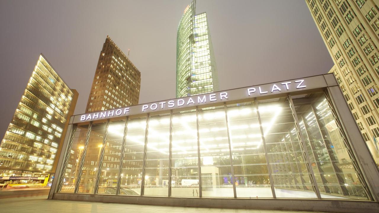 Der Eingang zur S-Bahn-Station Potsdamer Platz in Berlin Mitte Der Eingang zur S-Bahn-Station Potsdamer Platz in Berlin Mitte
