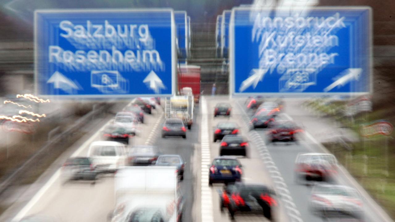 Dicht gedrängt fahren Autos auf der Autobahn 9 am Inntal-Dreieck Dicht gedrängt fahren Autos auf der Autobahn 9 am Inntal-Dreieck