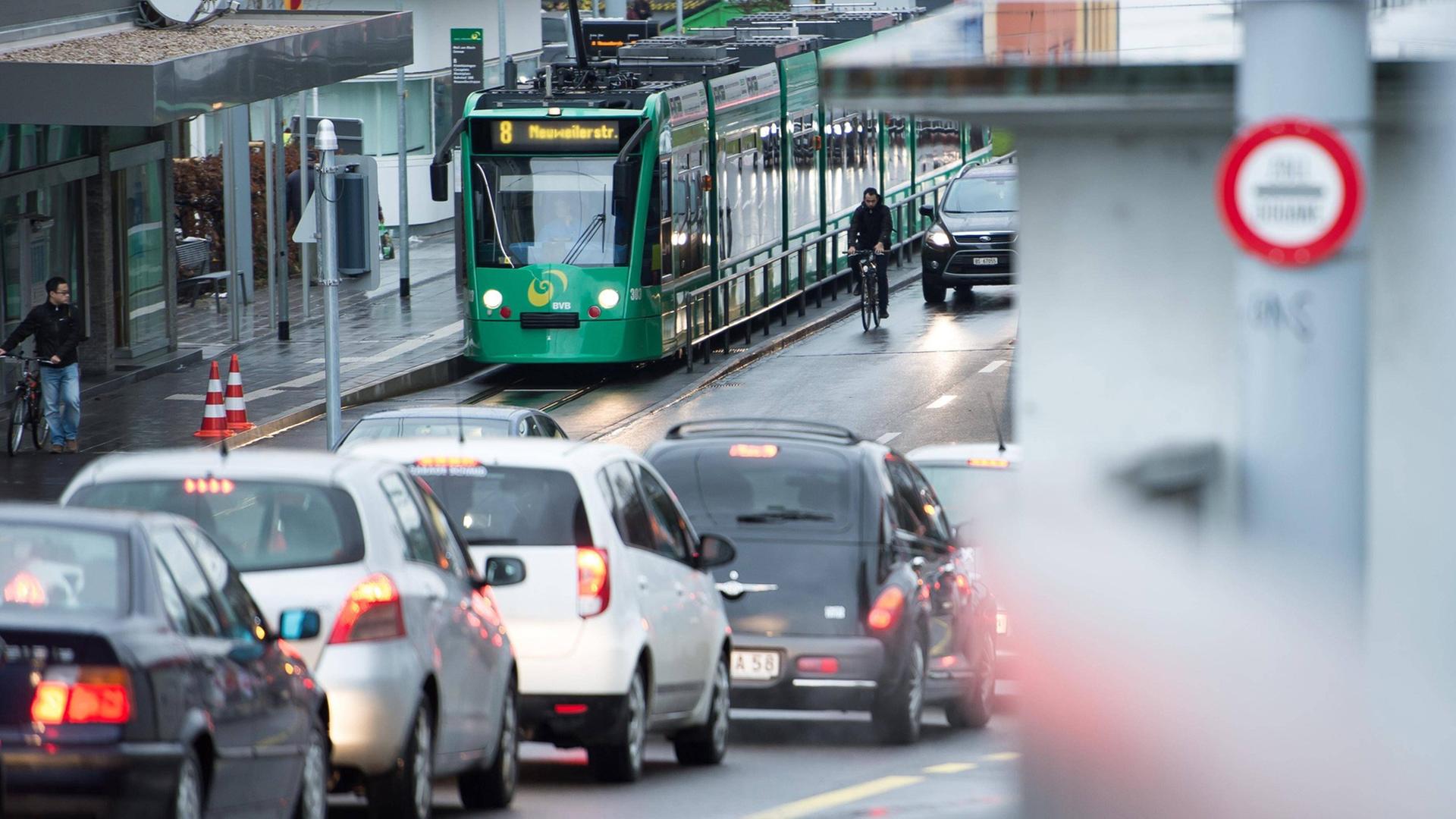Die Kapazitäten der Tramlinie 8, die über die Grenze nach Weil am Rhein in Deutschland fährt, wurden am 17.01.2015 verdoppelt, um möglichst viele Einkaufstouristen mitnehmen zu können. Die Kapazitäten der Tramlinie 8, die über die Grenze nach Weil am Rhein in Deutschland fährt, wurden am 17.01.2015 verdoppelt, um möglichst viele Einkaufstouristen mitnehmen zu können.