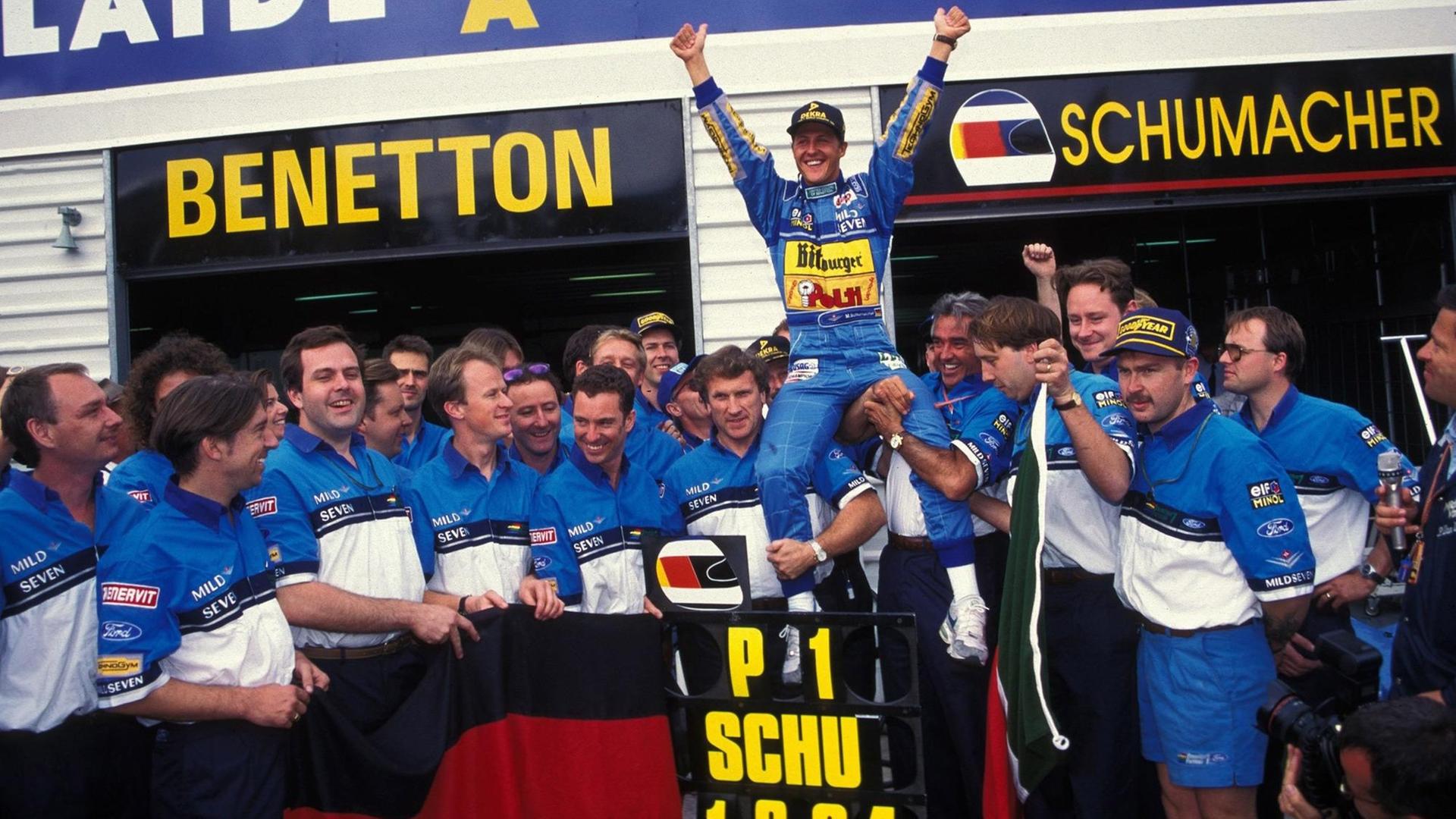Michael Schumacher feiert seinen ersten WM-Sieg in der Formel1 mit seinem Team Benetton Michael Schumacher feiert seinen ersten WM-Sieg in der Formel1 mit seinem Team Benetton