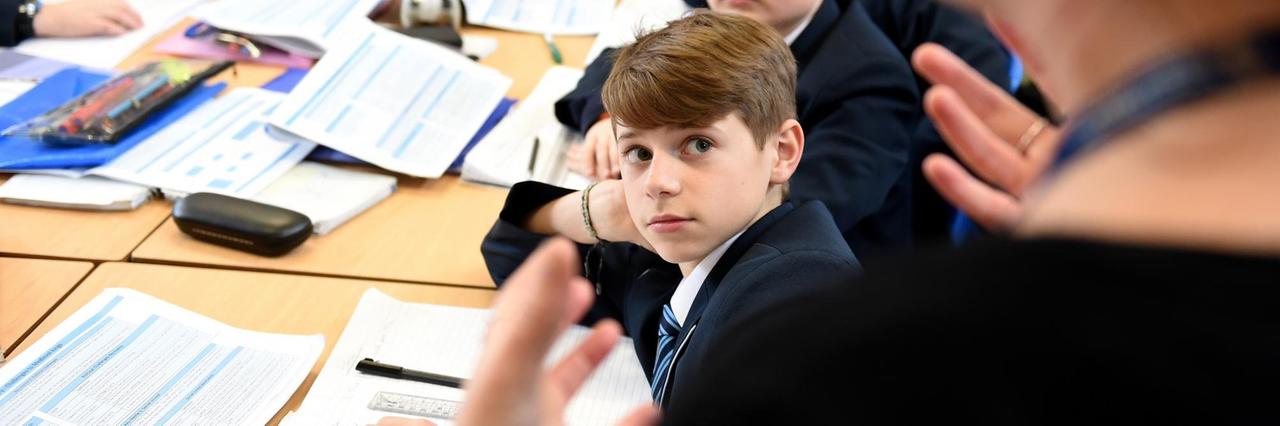 Schüler melden sich im Unterricht an der Glenmoor Academy. Schüler melden sich im Unterricht an der Glenmoor Academy.