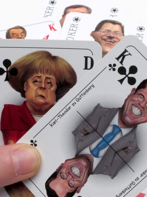 Zwei humoristische Spielkarten zeigen Bundeskanzlerin Angela Merkel (CDU/links) und Karl Theodor zu Guttenberg/CSU).