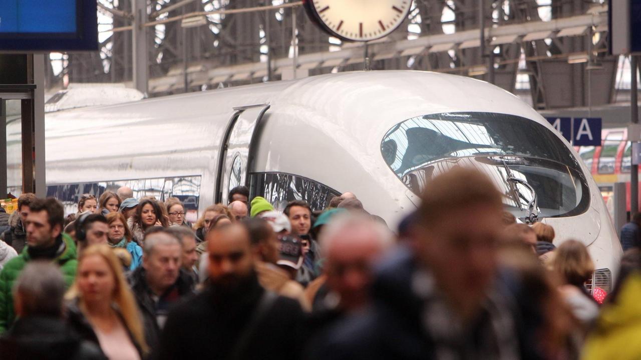 Viele Reisende auf einem Bahnsteig, im Hintergrund ein ICE Viele Reisende auf einem Bahnsteig, im Hintergrund ein ICE