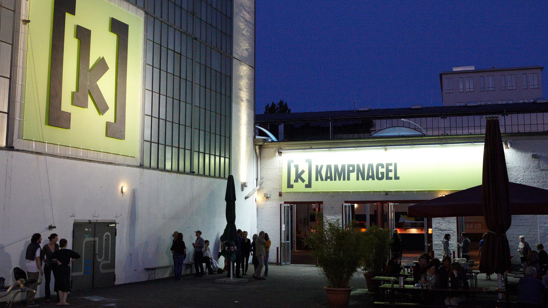 Besucher stehen am 24.05.2012 vor dem Eingang einer großen Foyer-Halle des Theaters Kampnagel in Hamburg. Besucher stehen am 24.05.2012 vor dem Eingang einer großen Foyer-Halle des Theaters Kampnagel in Hamburg.