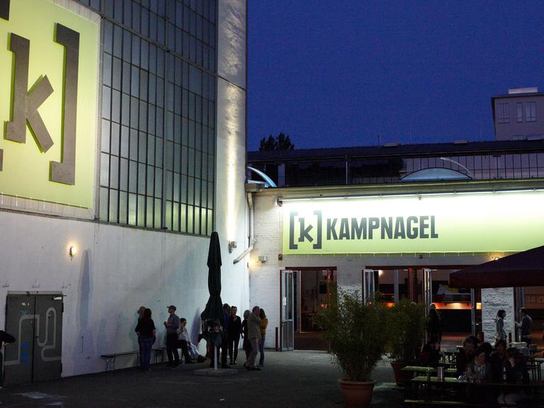 Besucher stehen am 24.05.2012 vor dem Eingang einer großen Foyer-Halle des Theaters Kampnagel in Hamburg.
