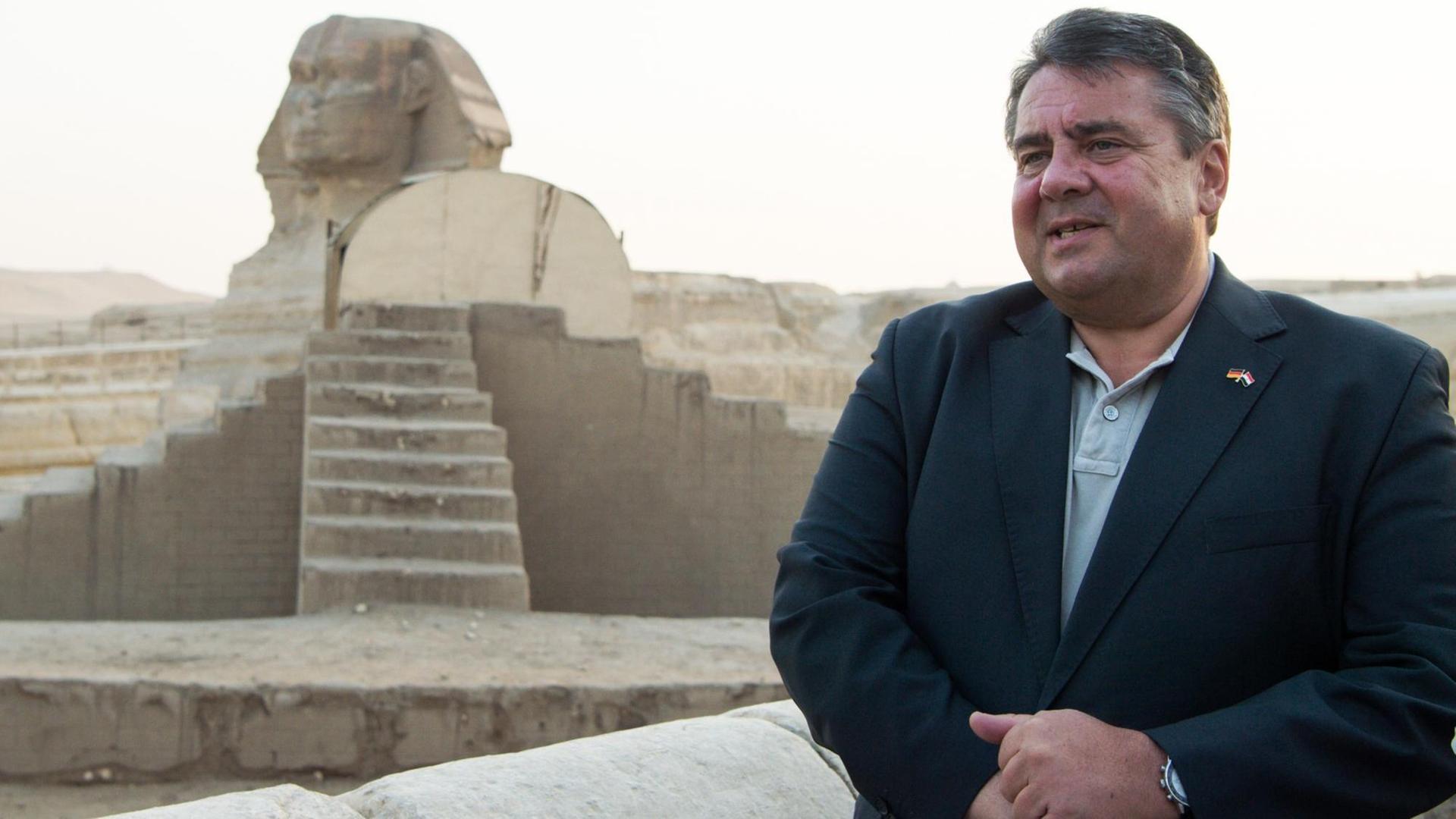 Bundeswirtschaftsminister Sigmar Gabriel (SPD) steht am 17.04.2016 vor der Sphinx an den Pyramiden von Gizeh in der Nähe von Kairo (Ägypten). Bundeswirtschaftsminister Sigmar Gabriel (SPD) steht am 17.04.2016 vor der Sphinx an den Pyramiden von Gizeh in der Nähe von Kairo (Ägypten).