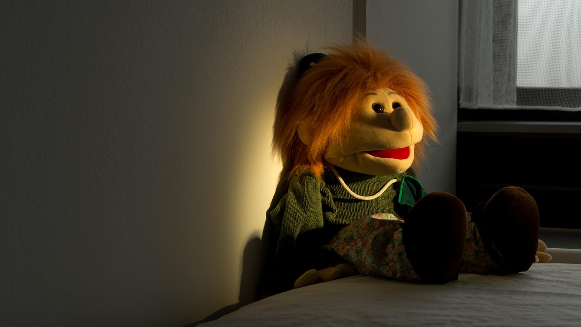 Eine Handpuppe auf einer Liege in einem Untersuchungsraum in der Kinderschutzambulanz Eine Handpuppe auf einer Liege in einem Untersuchungsraum in der Kinderschutzambulanz
