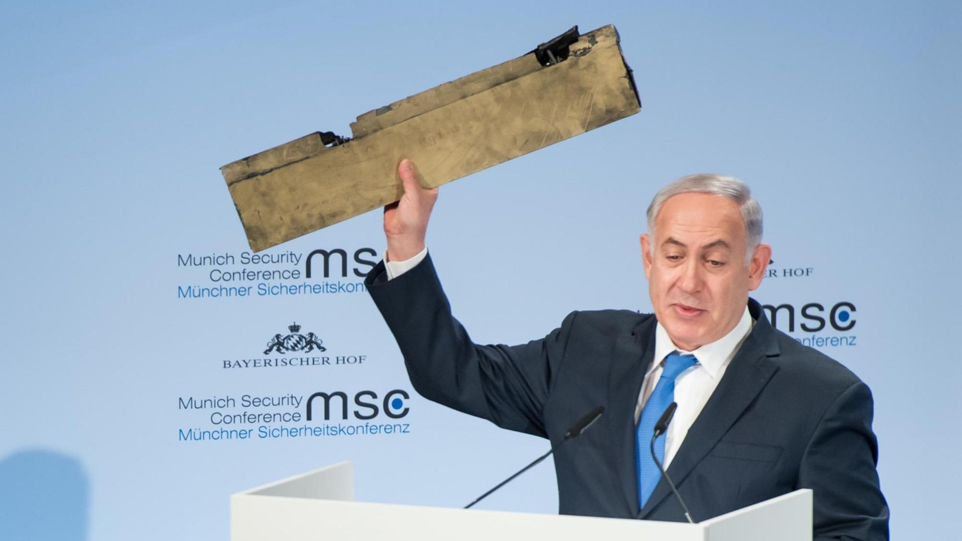 18.02.2018, Bayern, München: Benjamin Netanjahu, Ministerpräsident von Israel, spricht während der 54. Münchner Sicherheitskonferenz und hält ein Stück einer abgeschossenen Drohne hoch. Das Trümmerteil soll aus dem Iran stammen. Zu der dreitägigen Veranstaltung werden mehr als 500 Gäste, darunter Staats- und Regierungschefs, erwartet. 18.02.2018, Bayern, München: Benjamin Netanjahu, Ministerpräsident von Israel, spricht während der 54. Münchner Sicherheitskonferenz und hält ein Stück einer abgeschossenen Drohne hoch. Das Trümmerteil soll aus dem Iran stammen. Zu der dreitägigen Veranstaltung werden mehr als 500 Gäste, darunter Staats- und Regierungschefs, erwartet.
