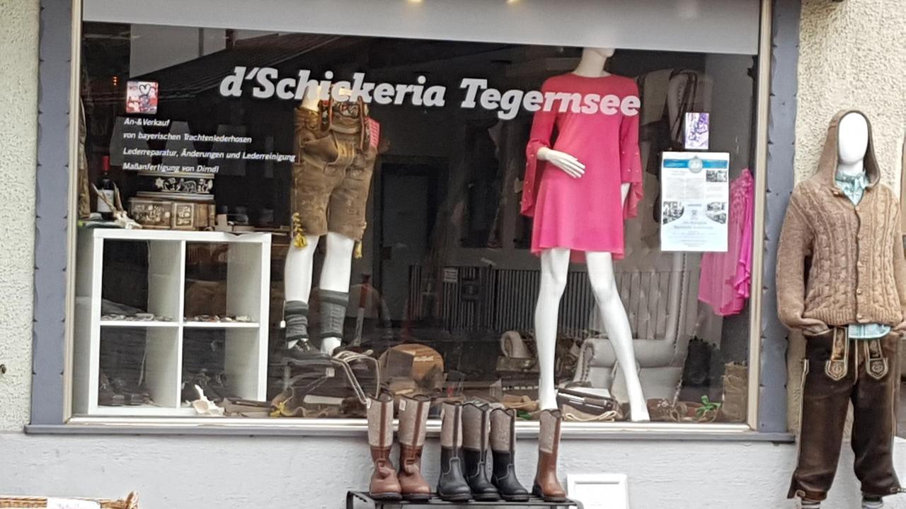 Blick auf das Schaufenster eines Modeladens Blick auf das Schaufenster eines Modeladens