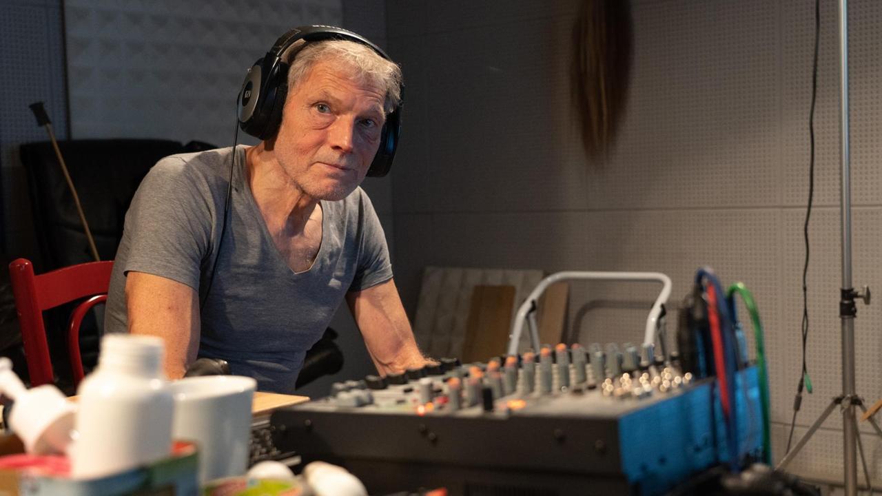 Porträt des Geräuschemachers Amadeus Bodis in seinem Studio. Porträt des Geräuschemachers Amadeus Bodis in seinem Studio.