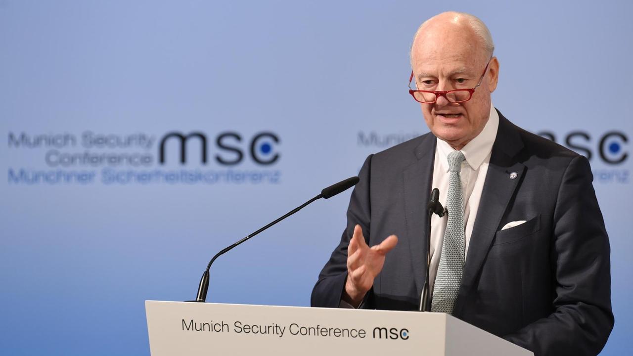 Der UNO-Gesandte für Syrien, Staffan de Mistura, bei seiner Rede auf der Münchner Sicherheitskonferenz im Hotel Bayerischer Hof Der UNO-Gesandte für Syrien, Staffan de Mistura, bei seiner Rede auf der Münchner Sicherheitskonferenz im Hotel Bayerischer Hof