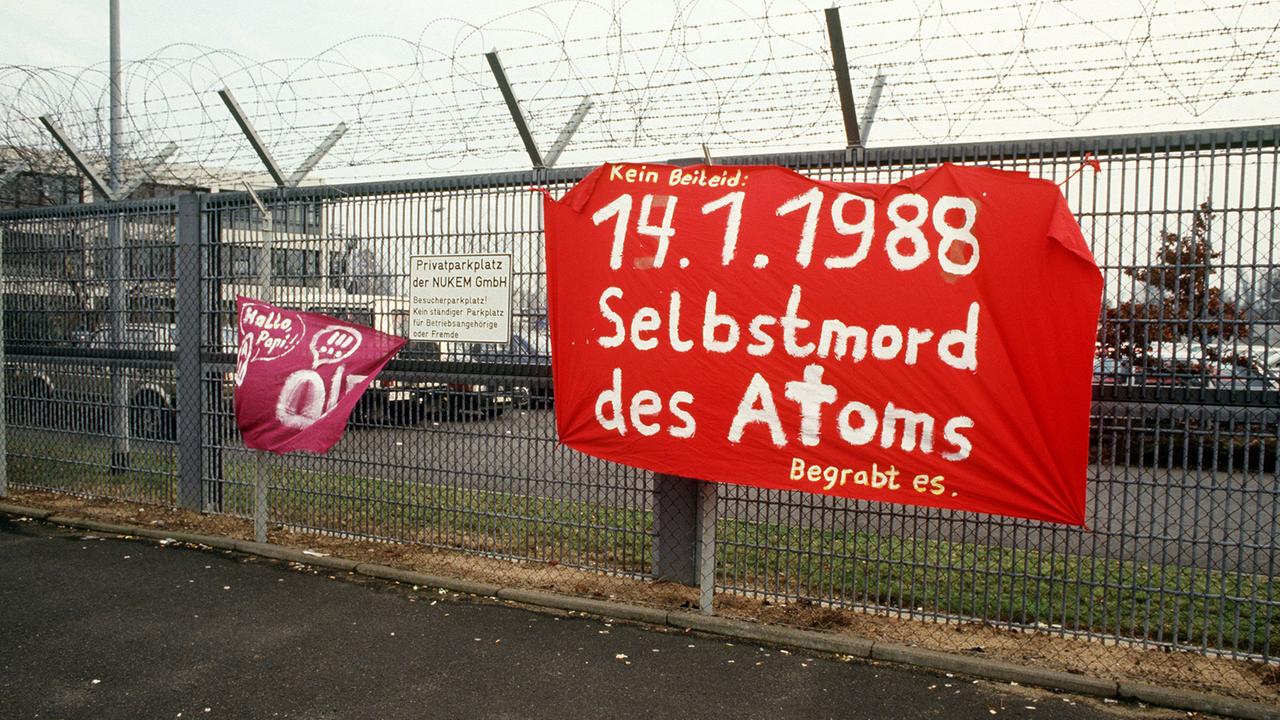 Anti-Atomkraft-Gegner haben am 14.1.1988 an dem mit Stacheldraht gesicherten Sperrzaun auf dem Gelände der Hanauer Atomfabrik Nukem ein Plakat angebracht. Die Firma wurde wegen unerlaubter Transport von spaltbarem Material und dem Verdacht illegaler Auslandslieferungen geschlossen. Anti-Atomkraft-Gegner haben am 14.1.1988 an dem mit Stacheldraht gesicherten Sperrzaun auf dem Gelände der Hanauer Atomfabrik Nukem ein Plakat angebracht. Die Firma wurde wegen unerlaubter Transport von spaltbarem Material und dem Verdacht illegaler Auslandslieferungen geschlossen.