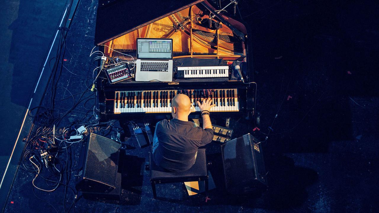 Der schwedische Pianist und Komponist Jakob Karlzon. Der schwedische Pianist und Komponist Jakob Karlzon.