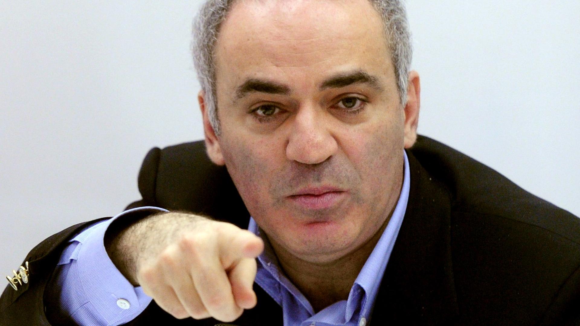 Porträtfoto des ehemaligen Schachweltmeisters und heutigen Politaktivisten Garri Kasparow