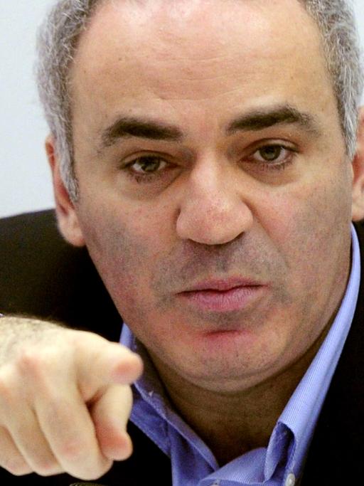 Porträtfoto des ehemaligen Schachweltmeisters und heutigen Politaktivisten Garri Kasparow