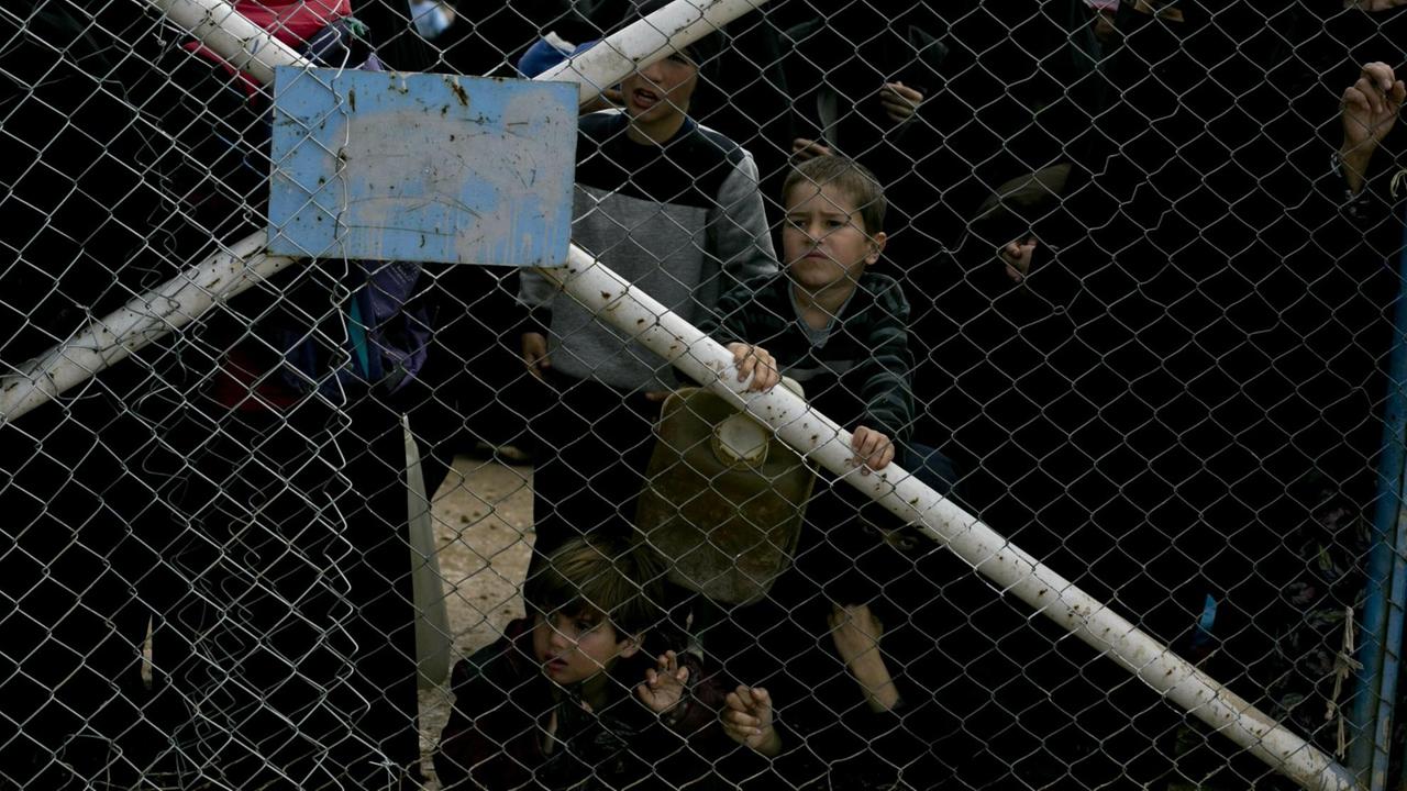Kinder am Zaun des Lagers Al Hol in Syrien