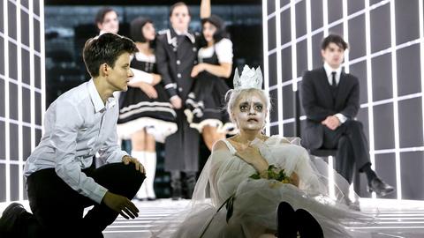 "Königin Lear" mit Josefin Platt (vorn rechts) am Schauspiel Frankfurt