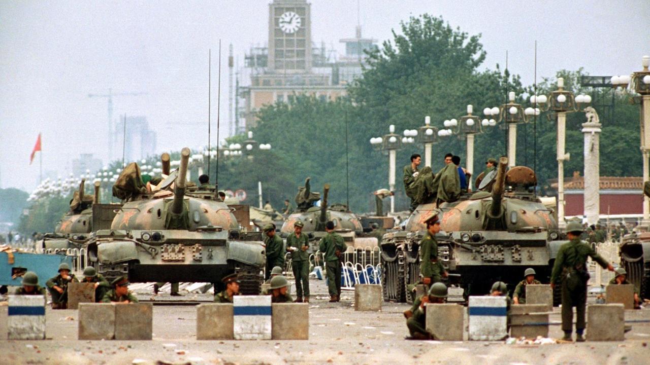 Noch Wochen nach dem Blutbad sind Panzer auf dem Platz präsent (1. Juli 1989). Militär hatte auf dem Platz des Himmlischen Friedens (Tian'anmen) in Peking, auf dem Studenten für mehr Demokratie, Pressefreiheit und gegen Parteiprivilegien demonstrierten, ein Blutbad angerichtet. Noch Wochen nach dem Blutbad sind Panzer auf dem Platz präsent (1. Juli 1989). Militär hatte auf dem Platz des Himmlischen Friedens (Tian'anmen) in Peking, auf dem Studenten für mehr Demokratie, Pressefreiheit und gegen Parteiprivilegien demonstrierten, ein Blutbad angerichtet.