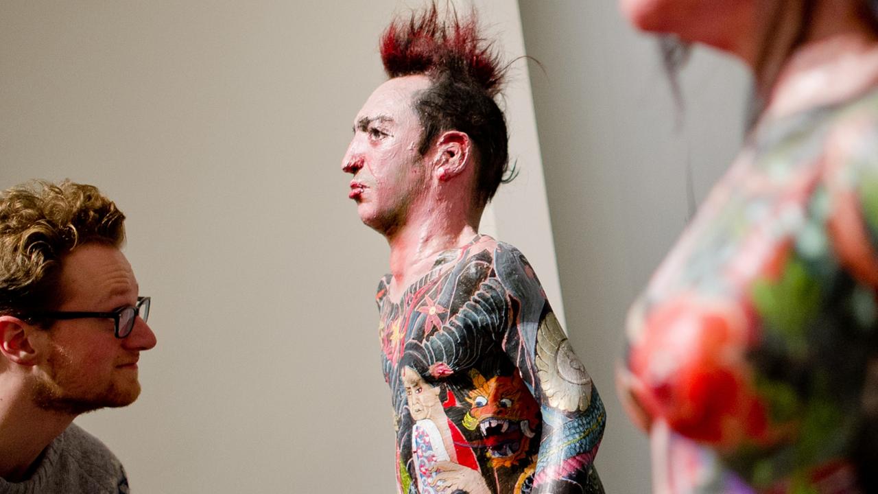 Die Skulpturen "Pablo & Ruth" aus der Serie "Art is Dangerus" des Künstlers Enrique Marty in der Hamburger Ausstellung "Tattoo". Die Skulpturen "Pablo & Ruth" aus der Serie "Art is Dangerus" des Künstlers Enrique Marty in der Hamburger Ausstellung "Tattoo".