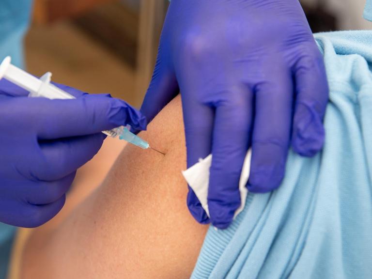 Eine Krankenschwester impft in einem temporären Impfzentrum mit dem Wirkstoff von Johnson & Johnson.