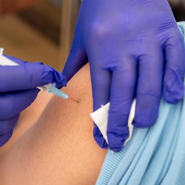 Eine Krankenschwester impft in einem temporären Impfzentrum mit dem Wirkstoff von Johnson & Johnson. 