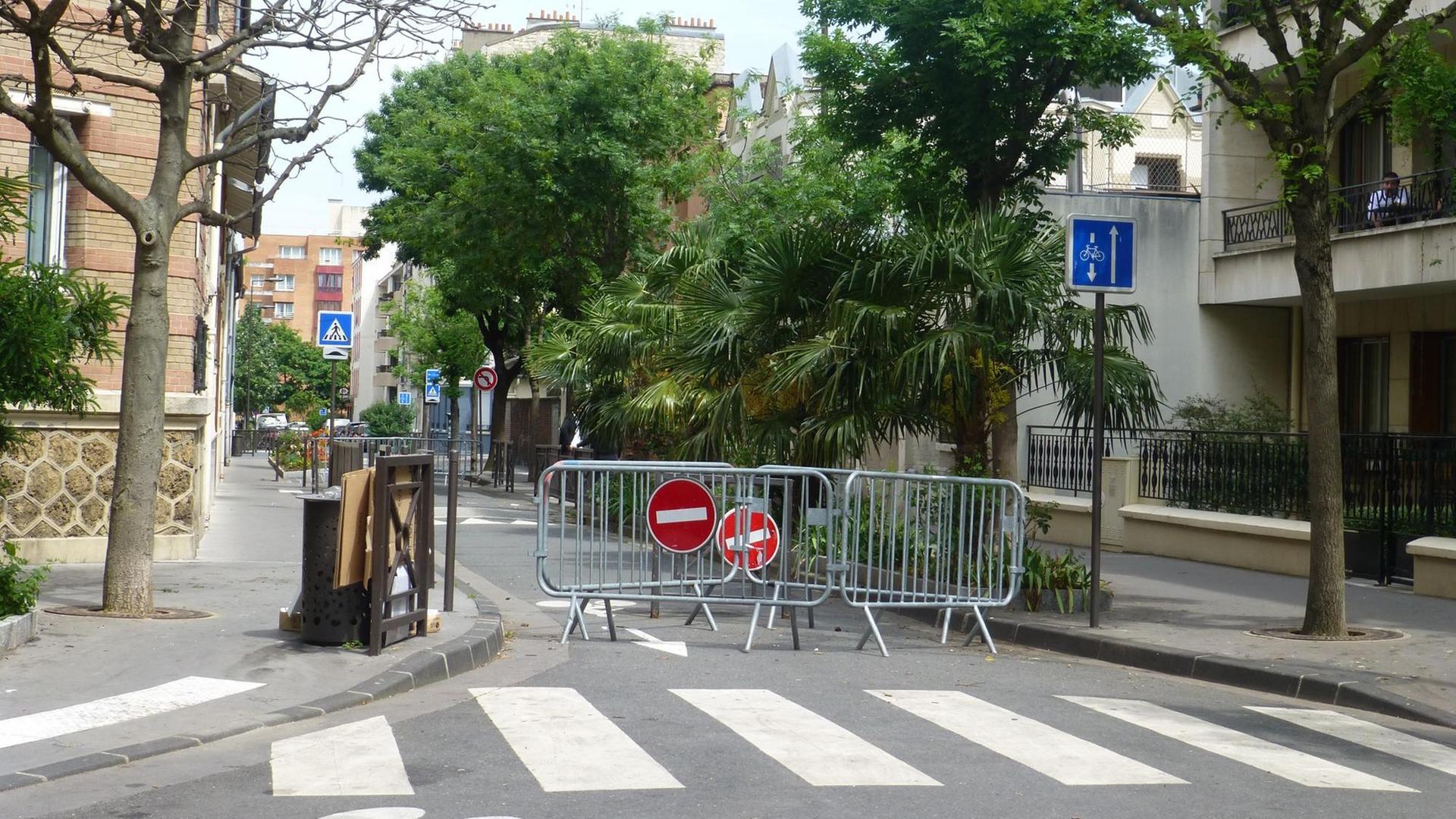Die Straße vor der Synagoge in Vincennes ist abgesperrt Die Straße vor der Synagoge in Vincennes ist abgesperrt