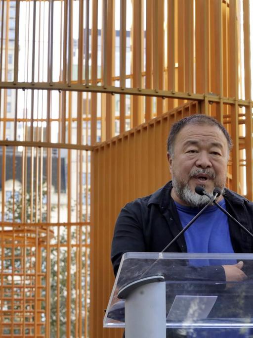 Der chinesische Künstler Ai Weiwei stellt seine Ausstellung in New York vor.