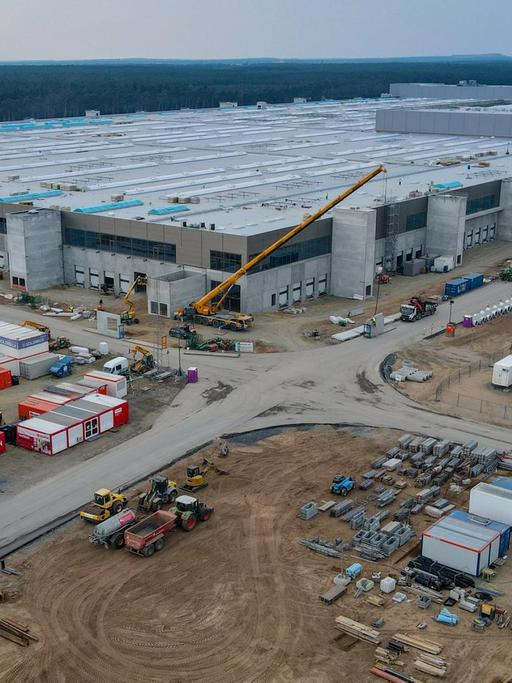 Das Baugelände der Tesla Gigafactory in Brandenburg (Luftaufnahme mit einer Drohne). In der Fabrik sollen ab Juli 2021 maximal 500.000 Fahrzeuge pro Jahr vom Band rollen.