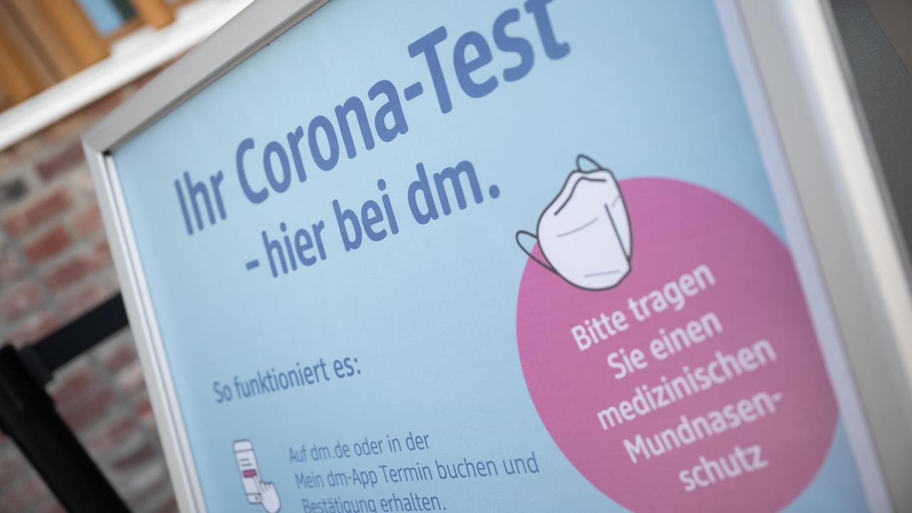 "Ihr Corona-Test - hier bei dm." steht auf einem Werbe-Schild. "Ihr Corona-Test - hier bei dm." steht auf einem Werbe-Schild.