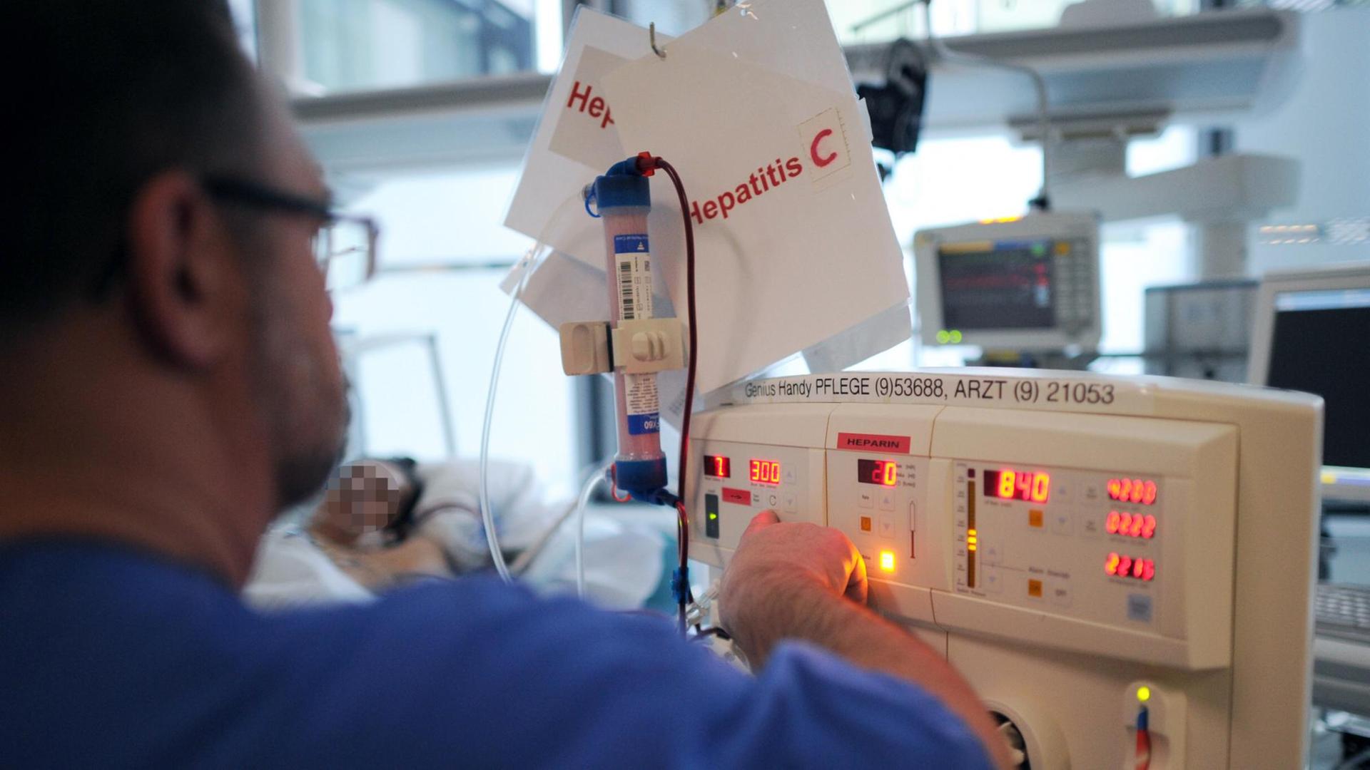 Ein Intensivpfleger kümmert sich in Hamburg auf der Intensivstation des Universitätsklinikum Hamburg-Eppendorf (UKE) um einen Patienten mit Hepatitis C. Ein Intensivpfleger kümmert sich in Hamburg auf der Intensivstation des Universitätsklinikum Hamburg-Eppendorf (UKE) um einen Patienten mit Hepatitis C.
