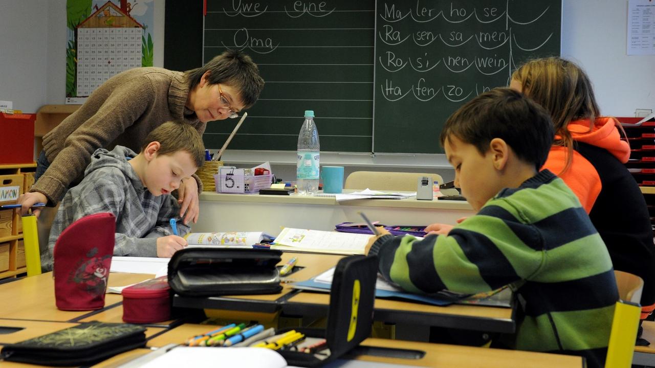 Kinder in einer Grund-Schule (Bild: dpa / Carsten Rehder).